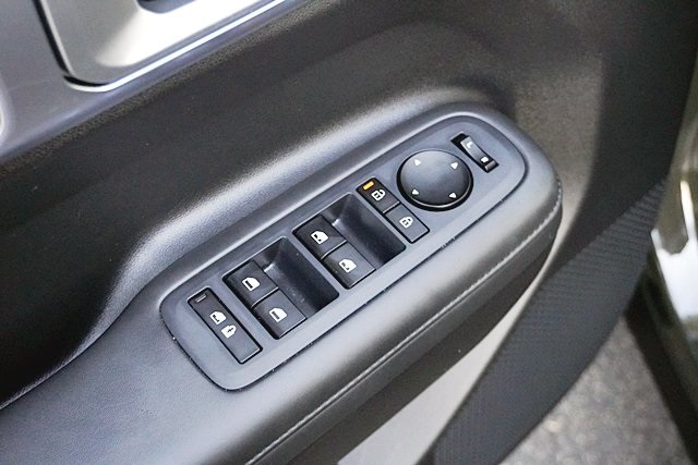 Used 2025 Green Hyundai SEL image 24