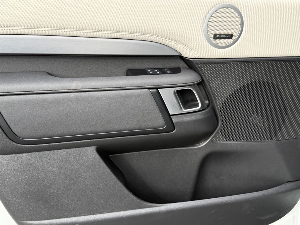 2023 Land Rover Discovery S R-Dynamic photo 12