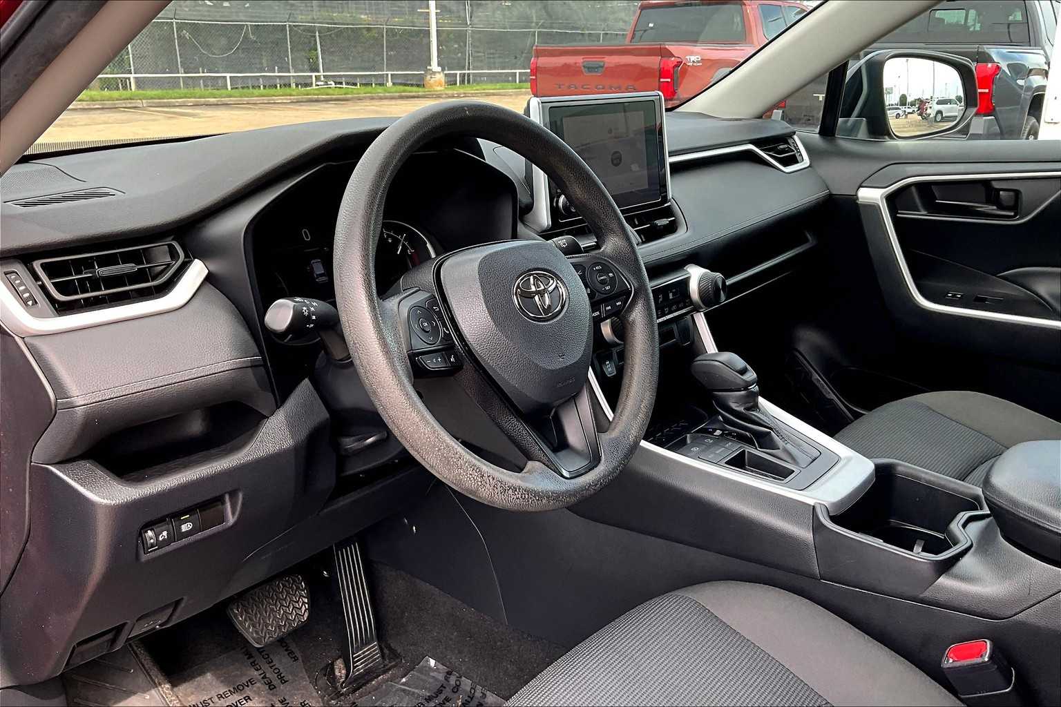 2023 Toyota RAV4 LE photo 17