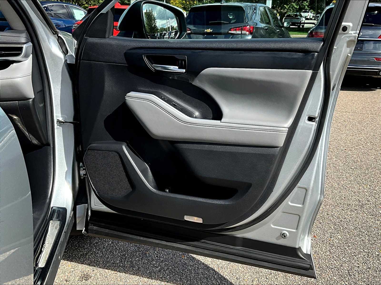 2021 Toyota Highlander XLE photo 12