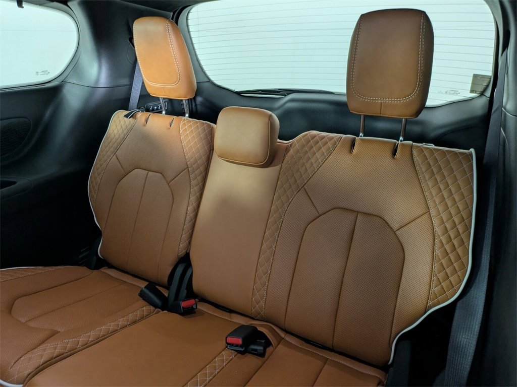 2026 Chrysler Pacifica Pinnacle photo 16