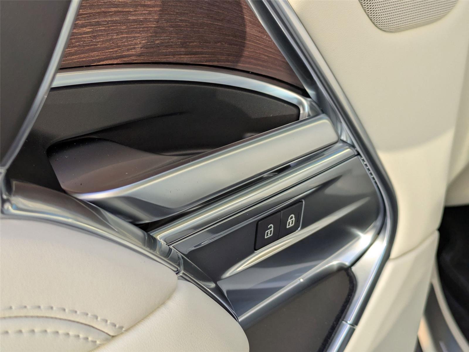 2025 Land Rover Range Rover SE photo 24