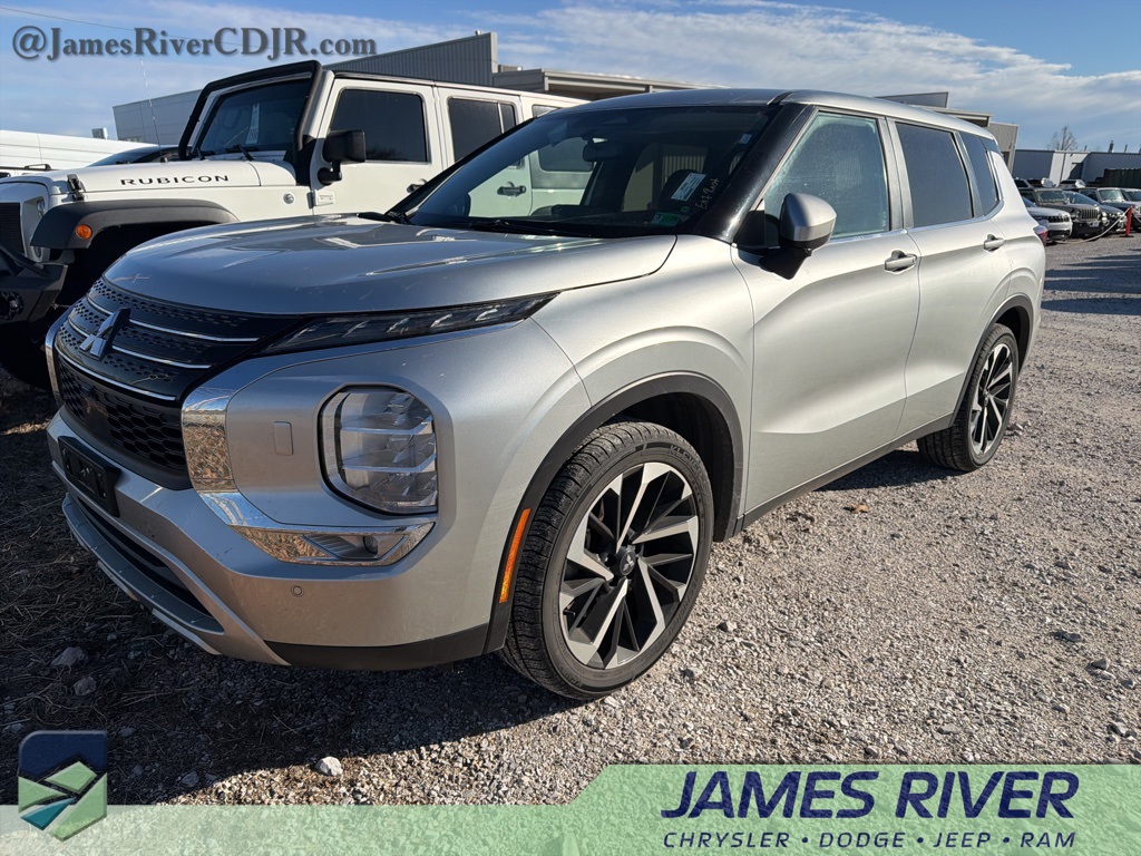 2024 Mitsubishi Outlander SE's photo