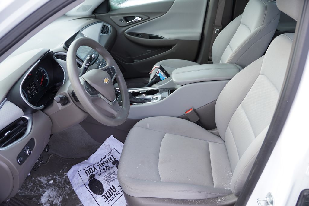 2025 Chevrolet Malibu 1LT photo 4