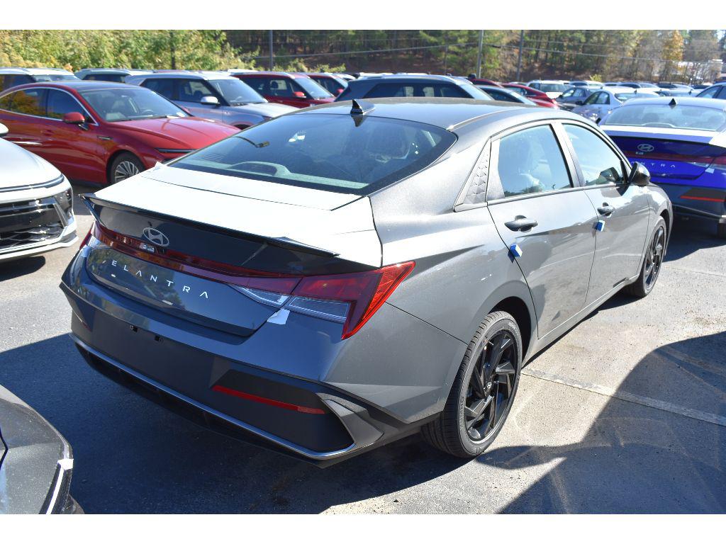 2026 Hyundai Elantra SEL Sport photo 3
