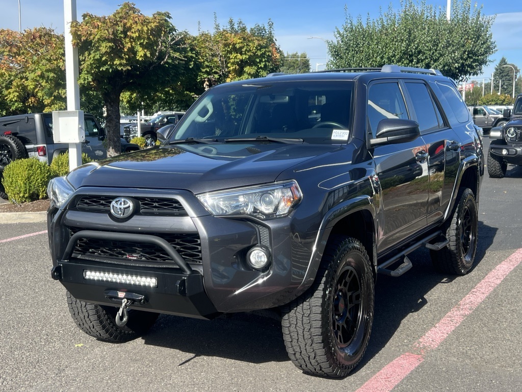 2018 Toyota 4Runner SR5 4WD photo 2