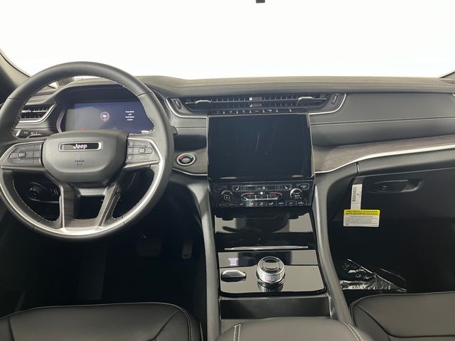 2025 Jeep Grand Cherokee Limited photo 2