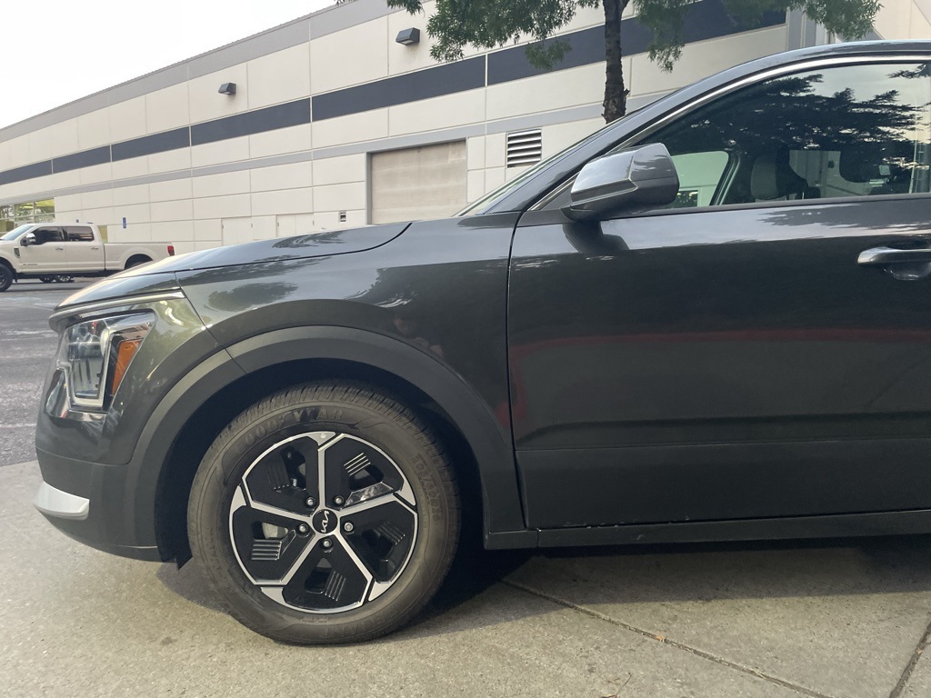 2023 Kia Niro LX photo 6
