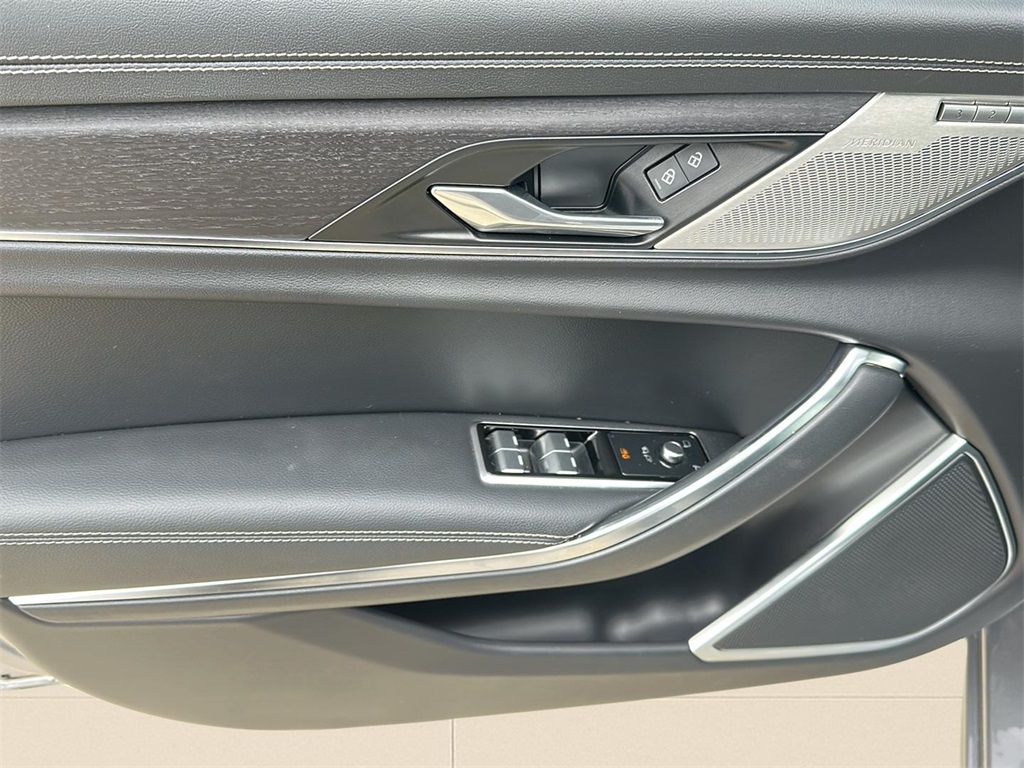 2024 Jaguar XF P300 R-Dynamic SE photo 18