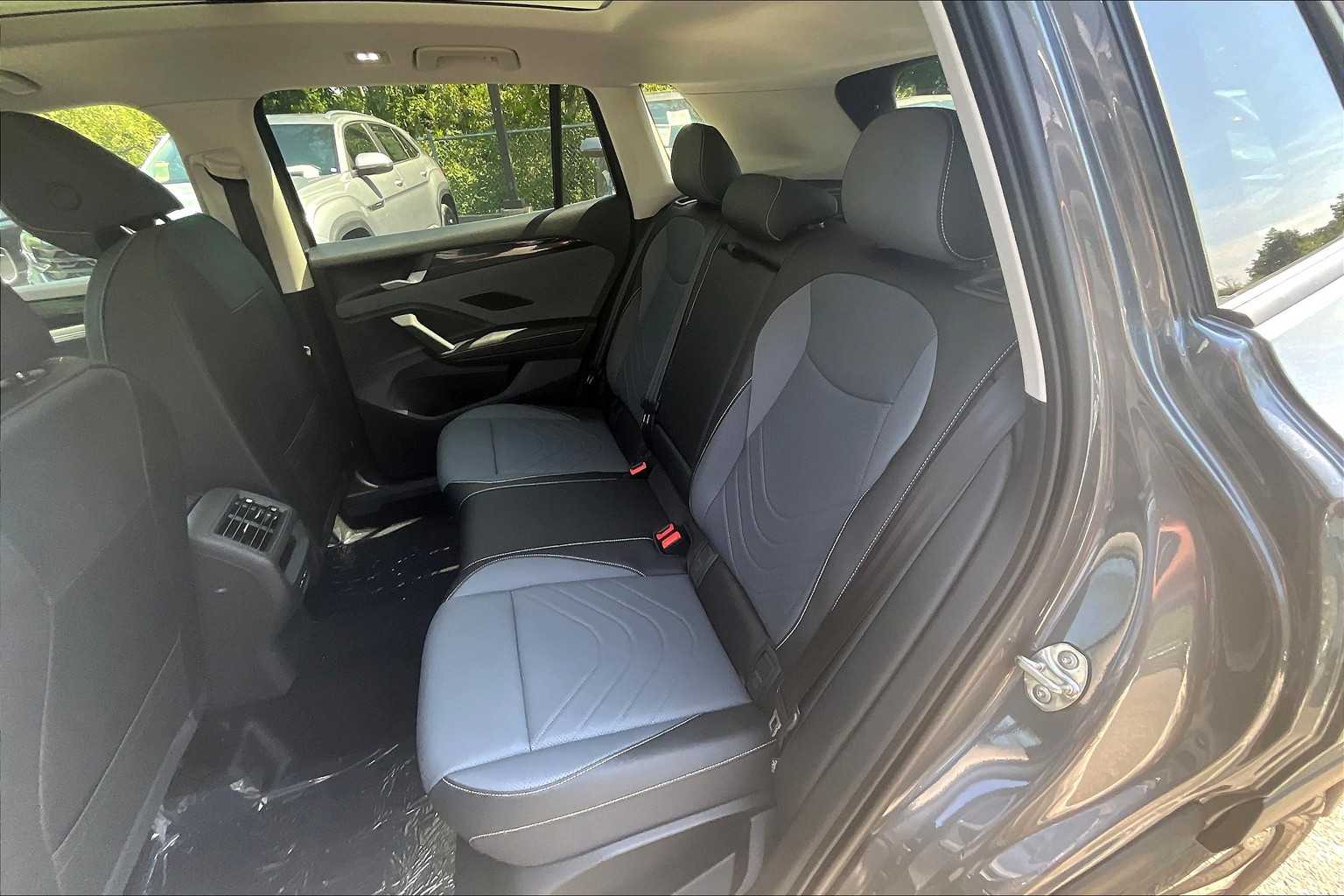 2025 Volkswagen Tiguan SE photo 14