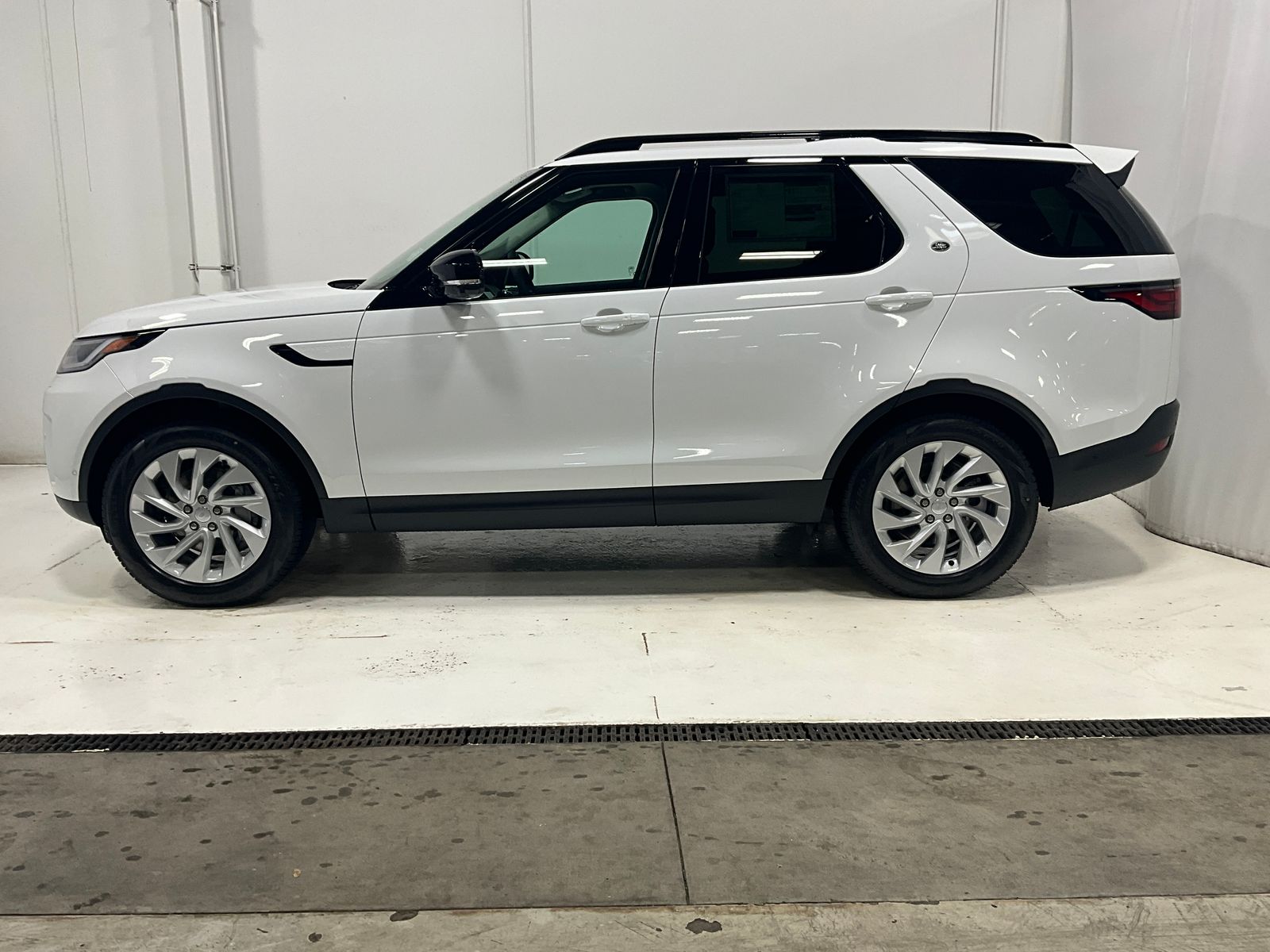 New 2024 Land Rover Discovery S SUV in Des Moines N248009 Land Rover