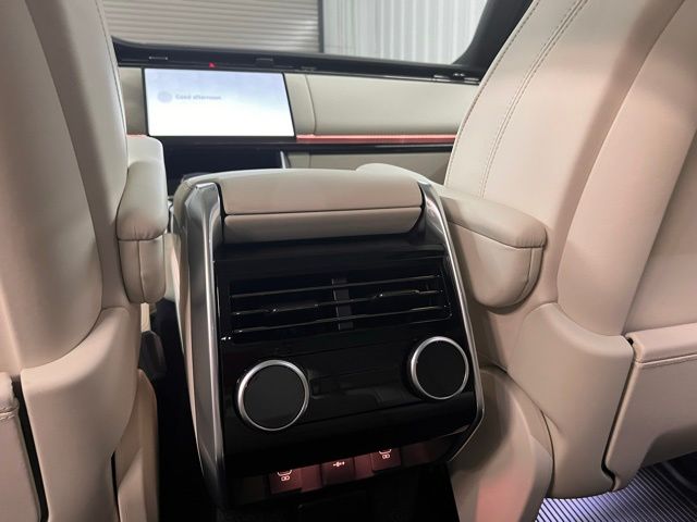 2025 Land Rover Range Rover Autobiography photo 13