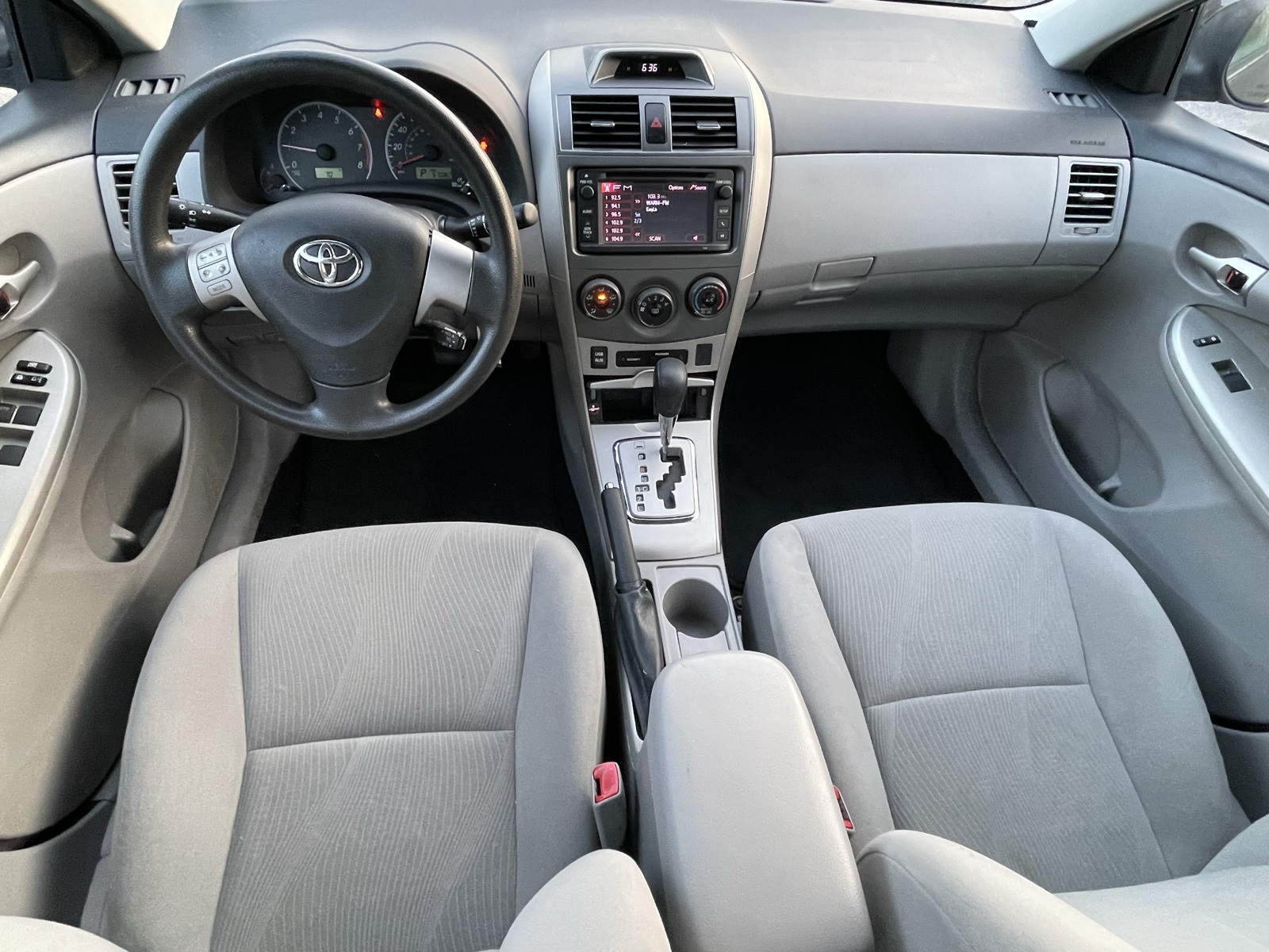 2013 Toyota Corolla LE photo 10