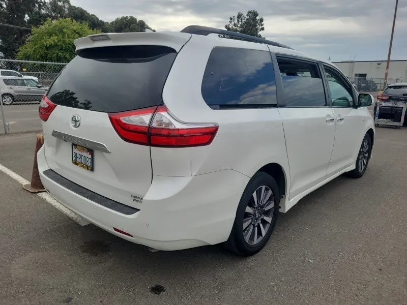 2019 Toyota Sienna Limited photo 3