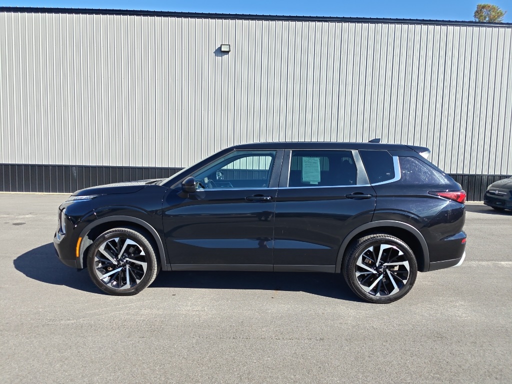 2023 Mitsubishi Outlander SE photo 2