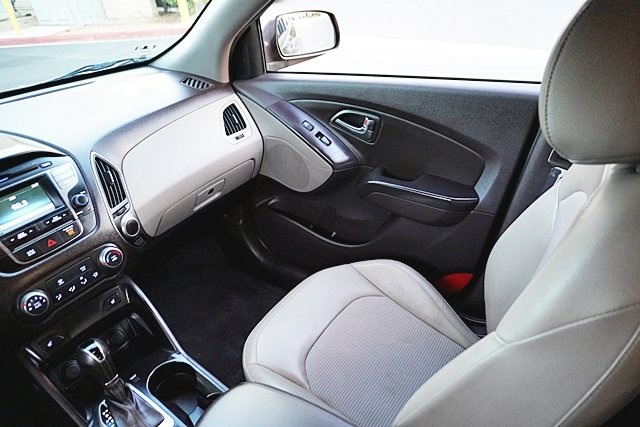 Used 2015 Brown Hyundai SE image 20