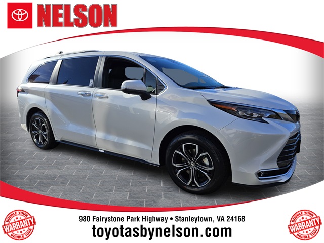 2025 Toyota Sienna Platinum's photo
