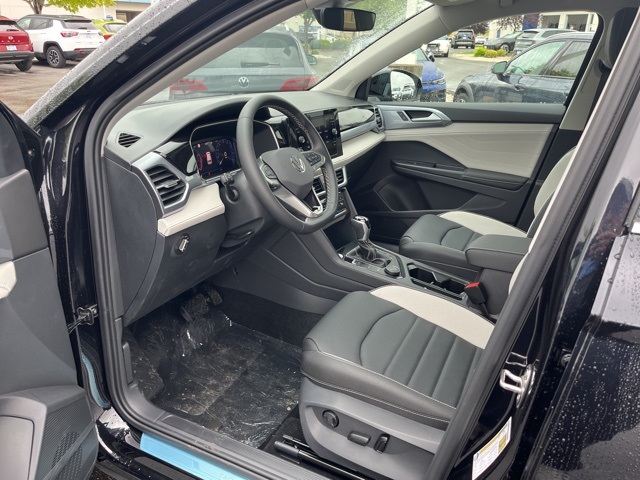 2025 Volkswagen Taos SEL photo 9