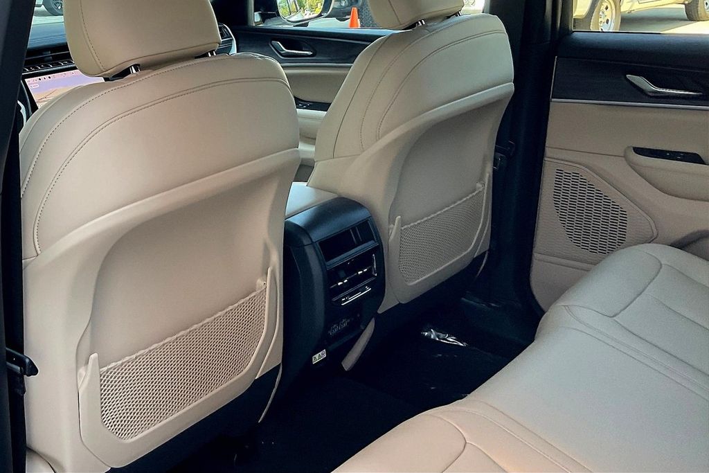 2025 Jeep Grand Cherokee Limited photo 12