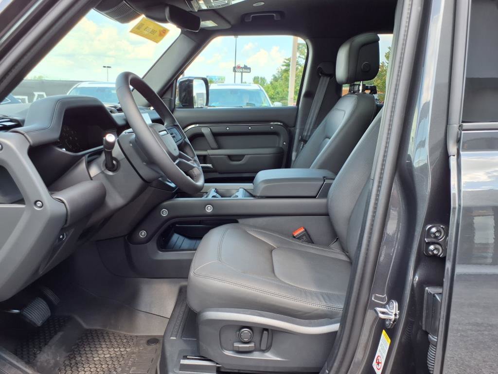 2025 Land Rover Defender 110 X-Dynamic SE photo 10