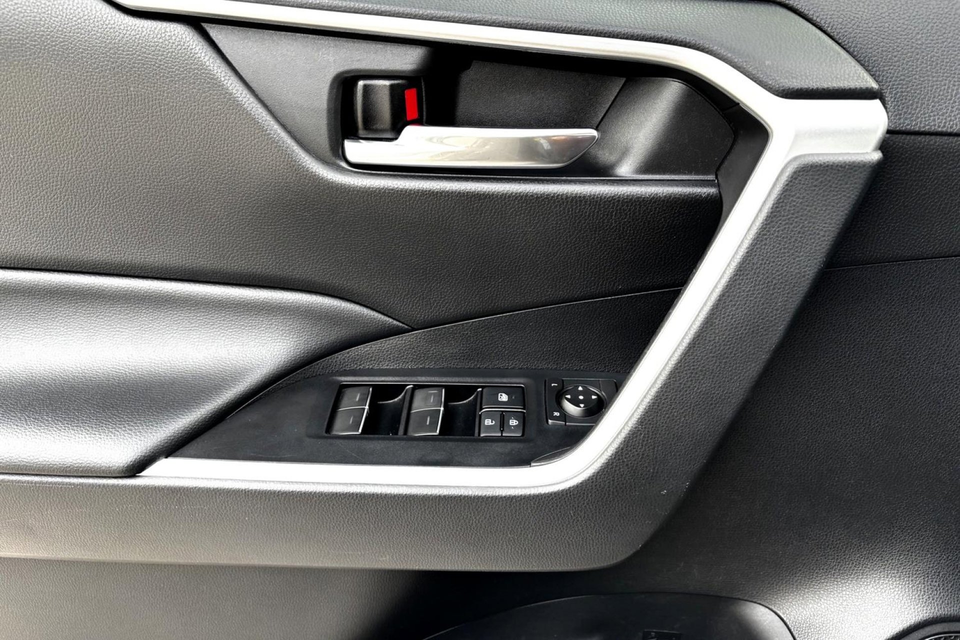 2022 Toyota RAV4 Hybrid XLE photo 17