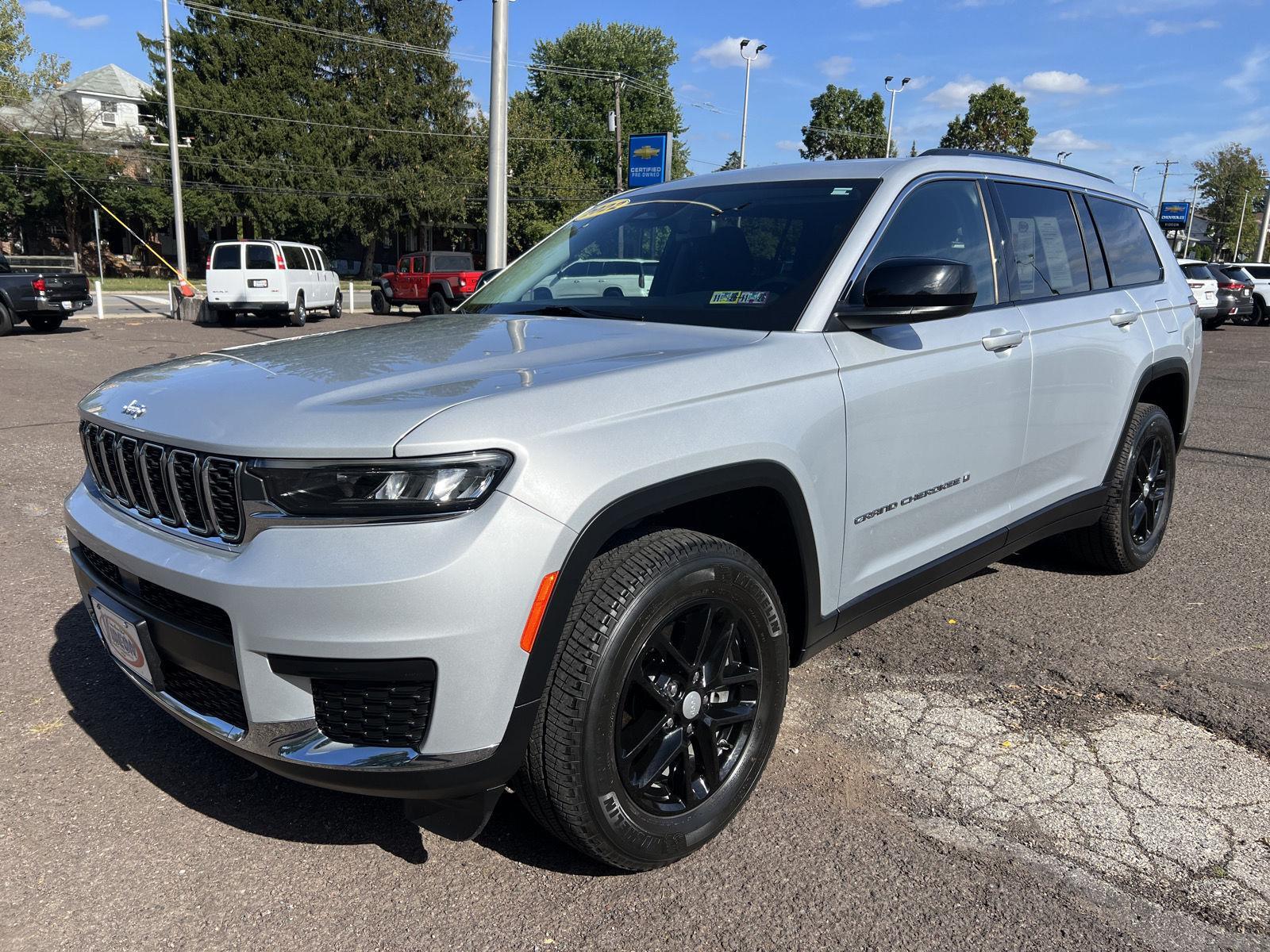 2022 Jeep Grand Cherokee Laredo photo 3