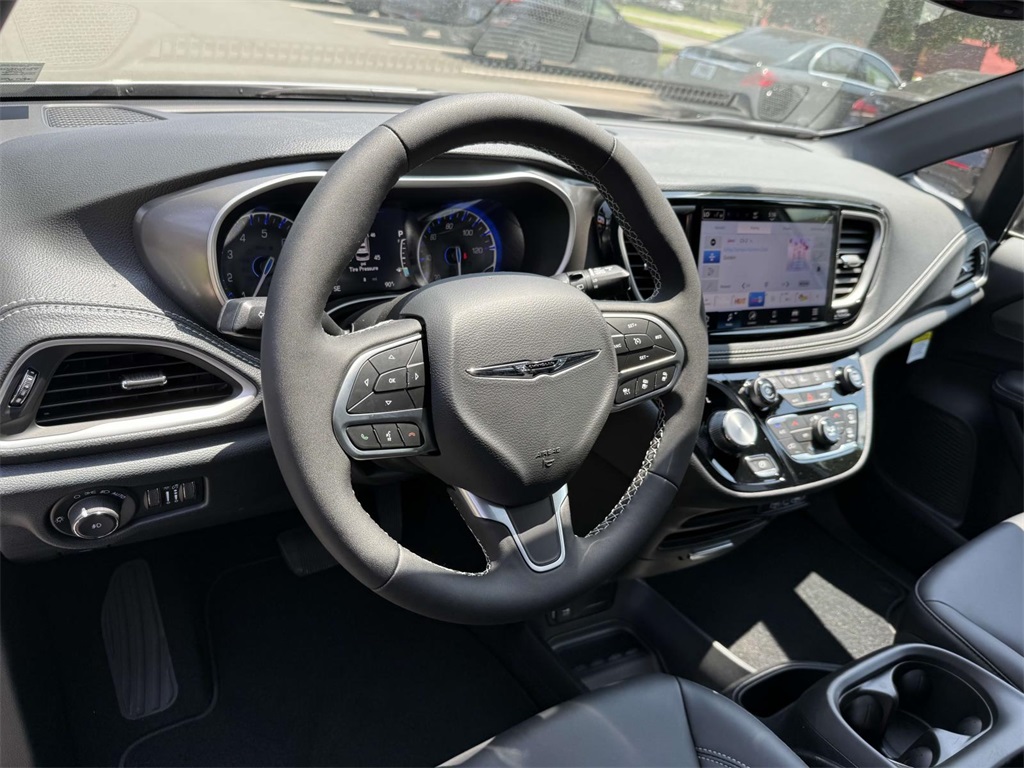 2025 Chrysler Pacifica photo 2