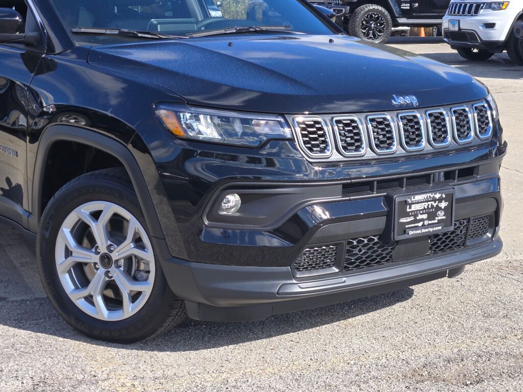 2025 Jeep Compass Latitude photo 2