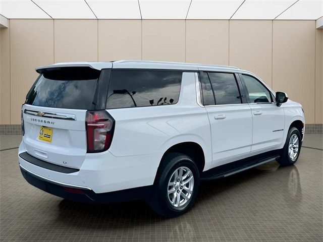 2022 Chevrolet Suburban LT photo 3