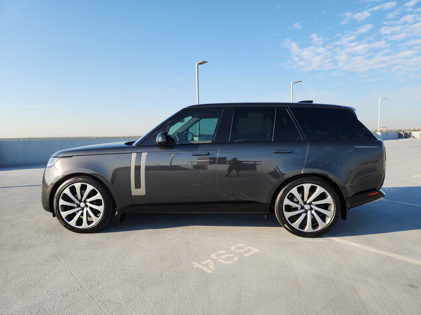 2025 Land Rover Range Rover SE photo 3