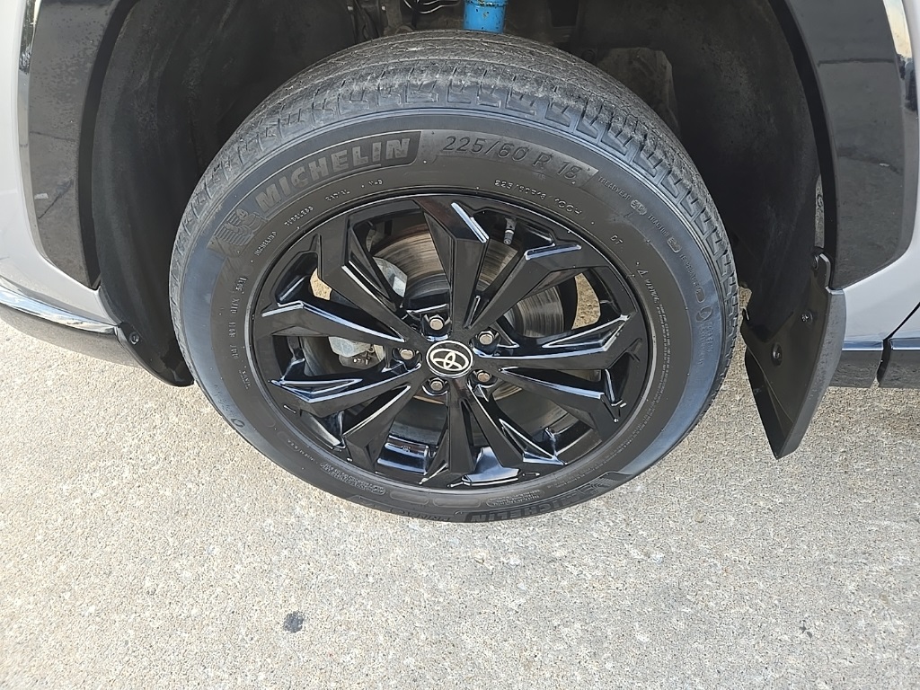 2022 Toyota RAV4 Hybrid XSE photo 25