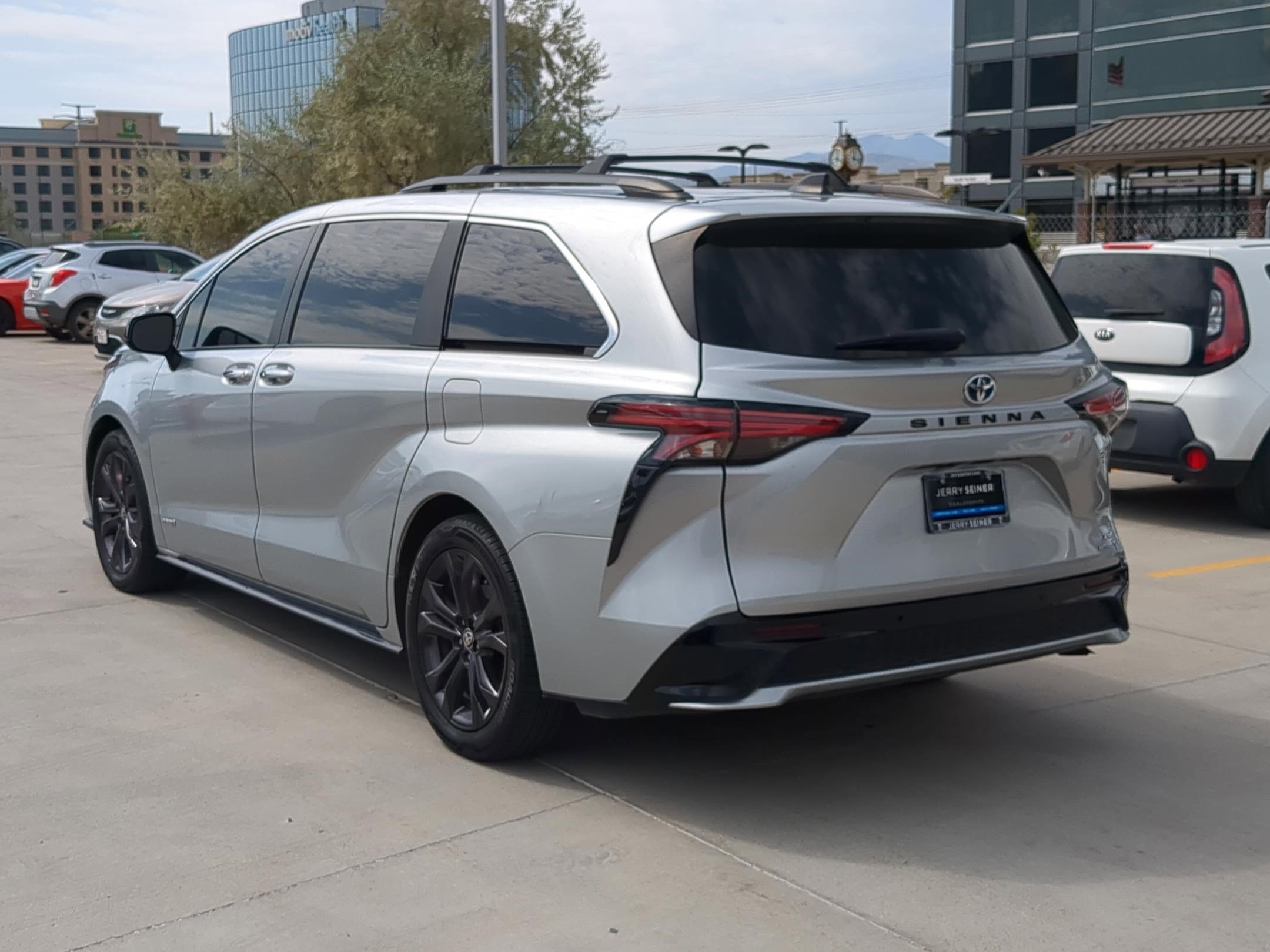 2021 Toyota Sienna XSE photo 3