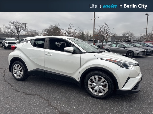 2019 Toyota C-HR LE's photo