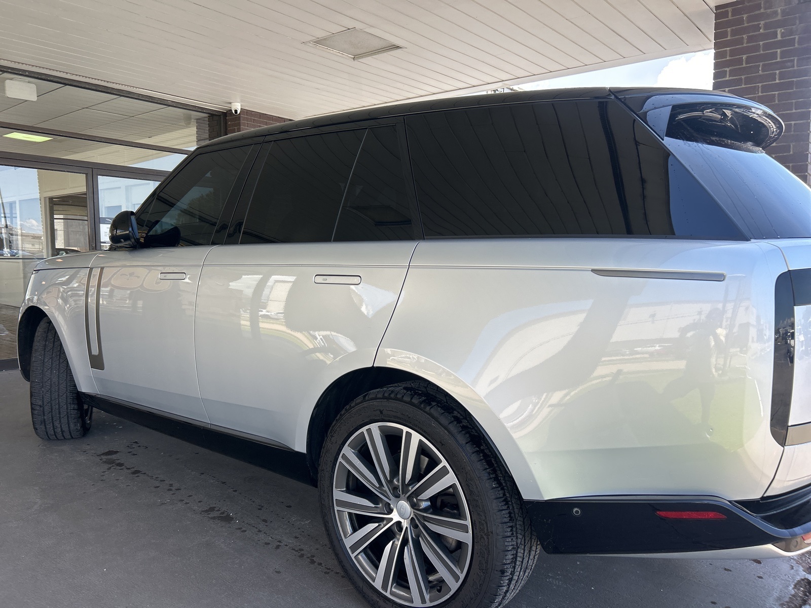 2023 Land Rover Range Rover SE photo 4
