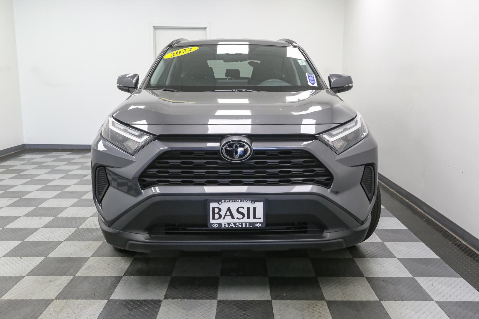 2022 Toyota RAV4 XLE photo 2