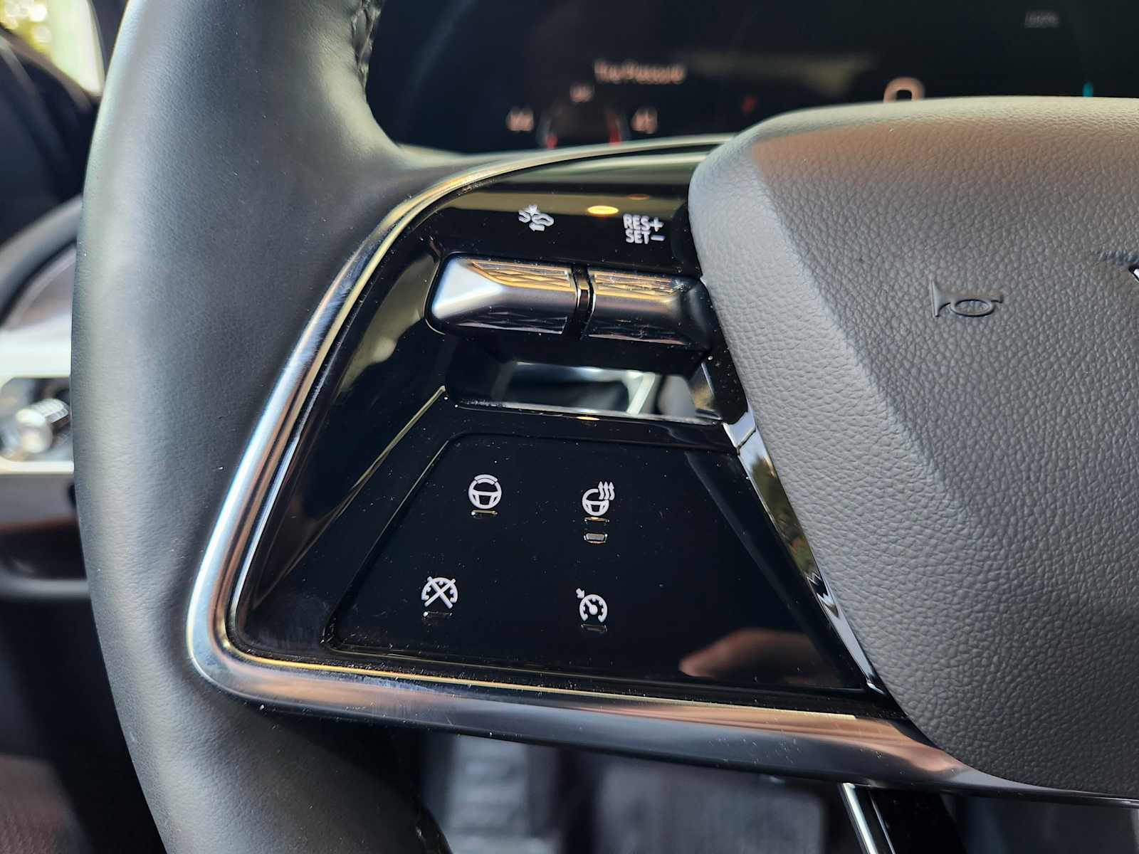 2024 Cadillac Lyriq Luxury photo 24