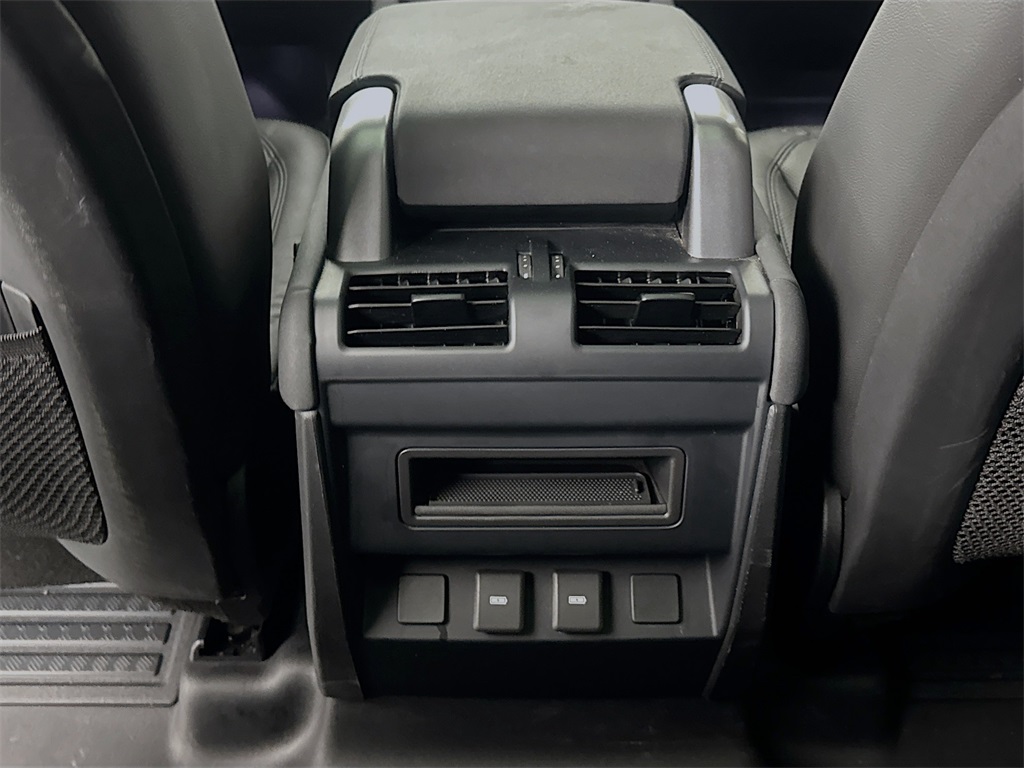 2023 Land Rover Defender 110 SE photo 22