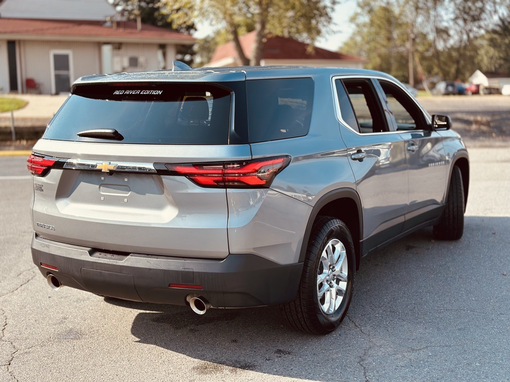 2023 Chevrolet Traverse LS photo 4