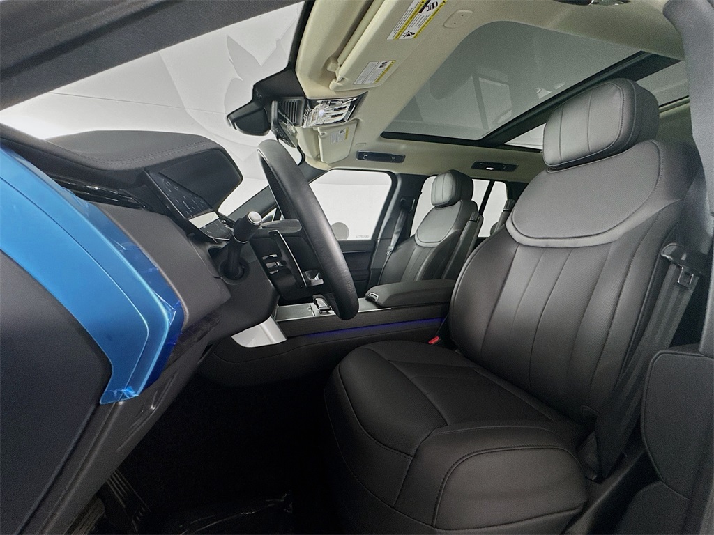 2025 Land Rover Range Rover SE photo 16