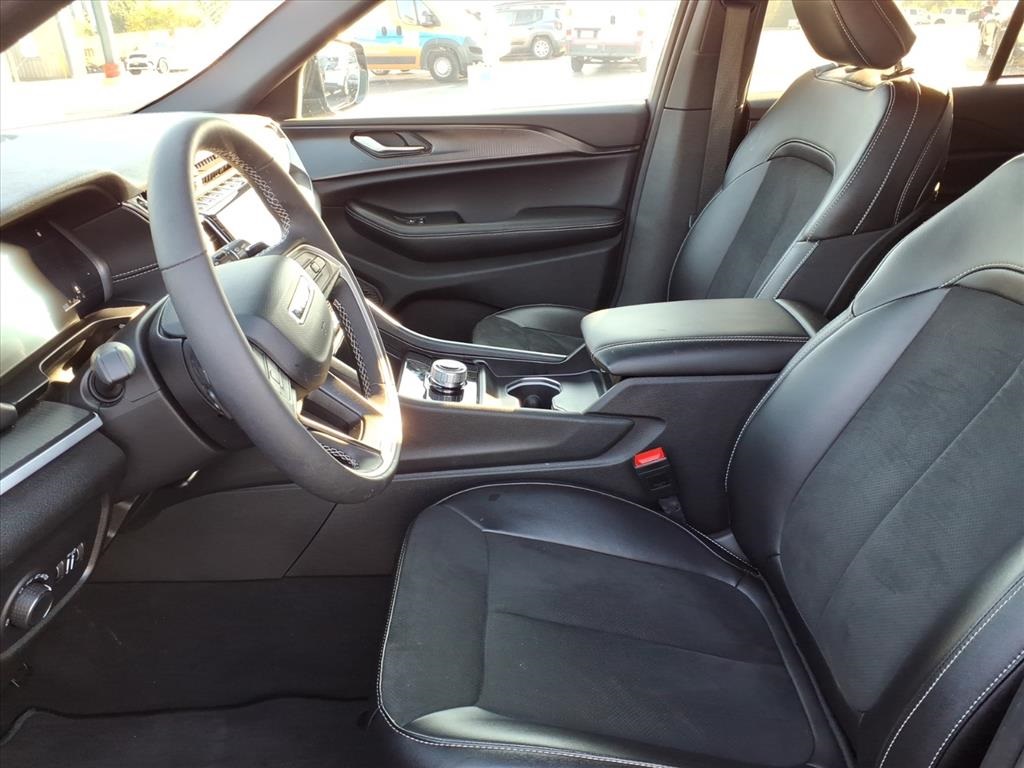 2025 Jeep Grand Cherokee Laredo Altitude photo 5