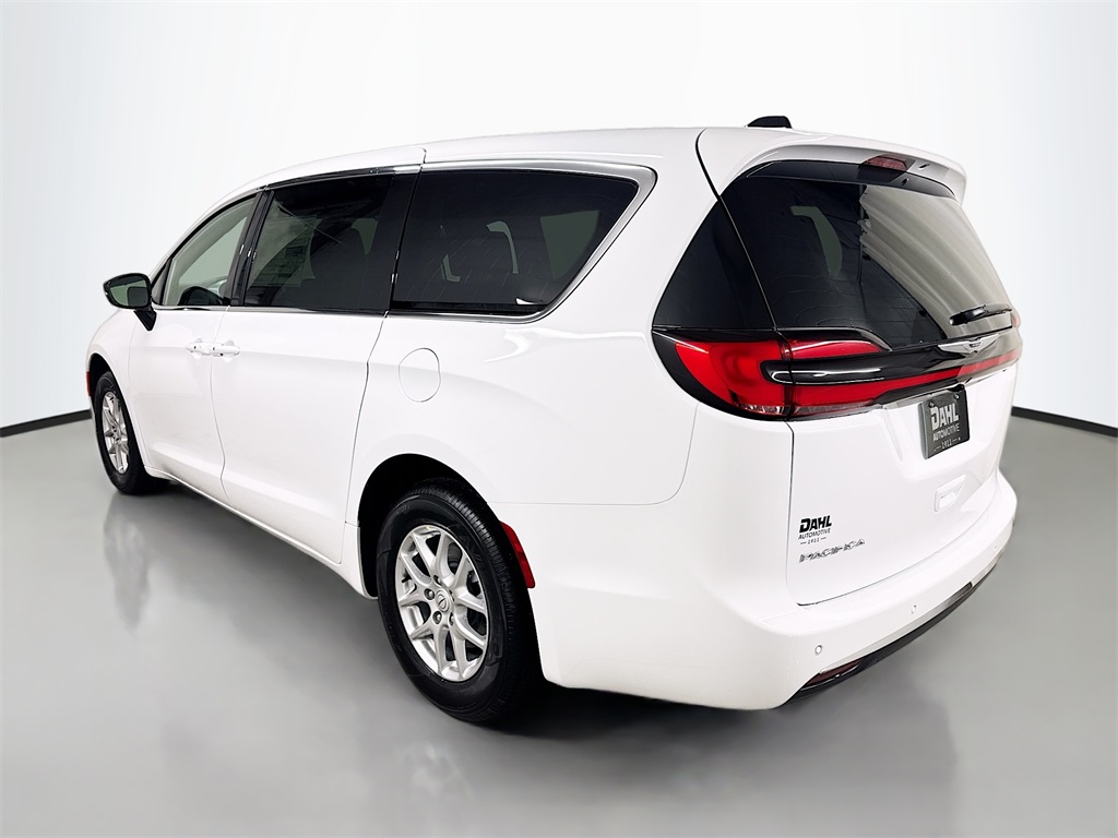 2026 Chrysler Pacifica photo 2