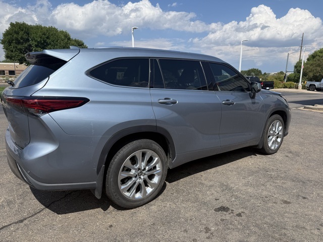 2022 Toyota Highlander Limited photo 2