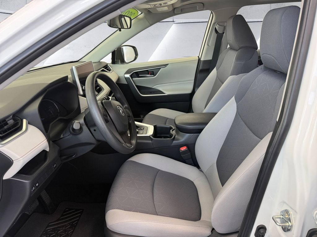 2024 Toyota RAV4 Hybrid XLE photo 5