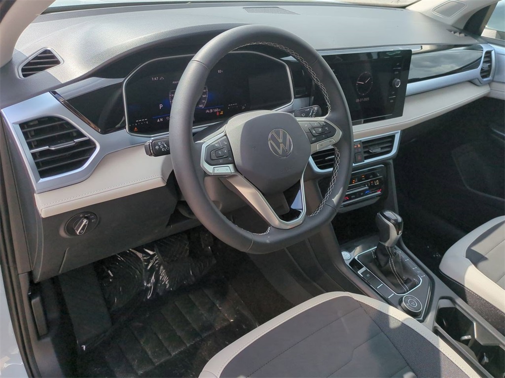 2025 Volkswagen Taos SE photo 9