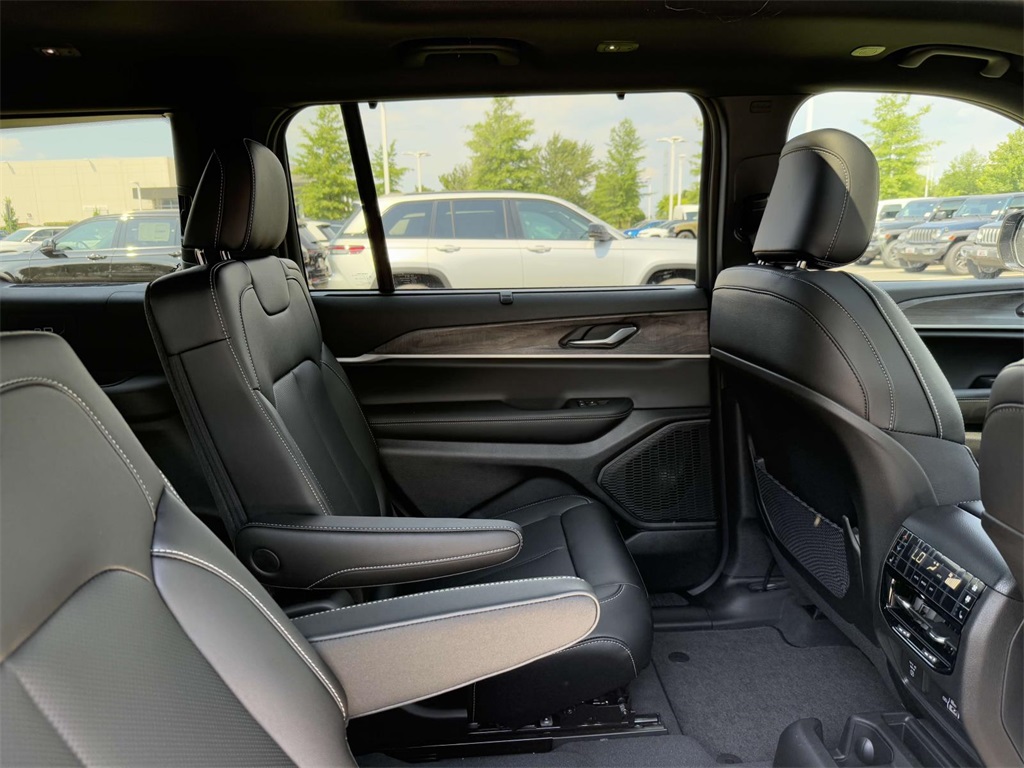 2025 Jeep Grand Cherokee Limited photo 15
