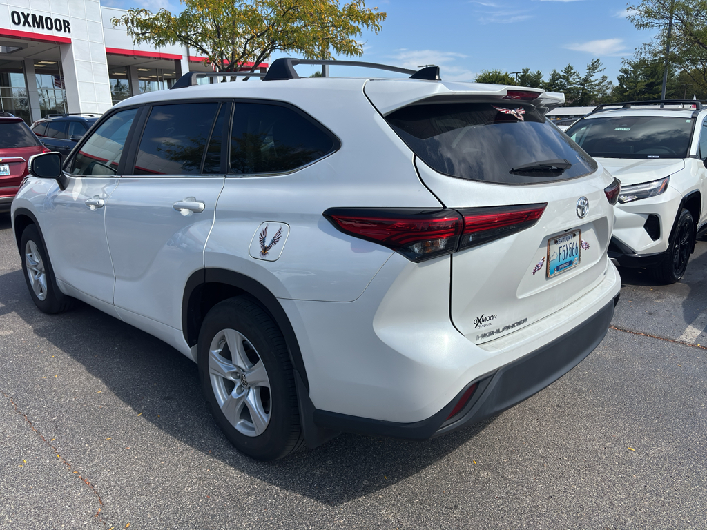 2023 Toyota Highlander LE photo 3