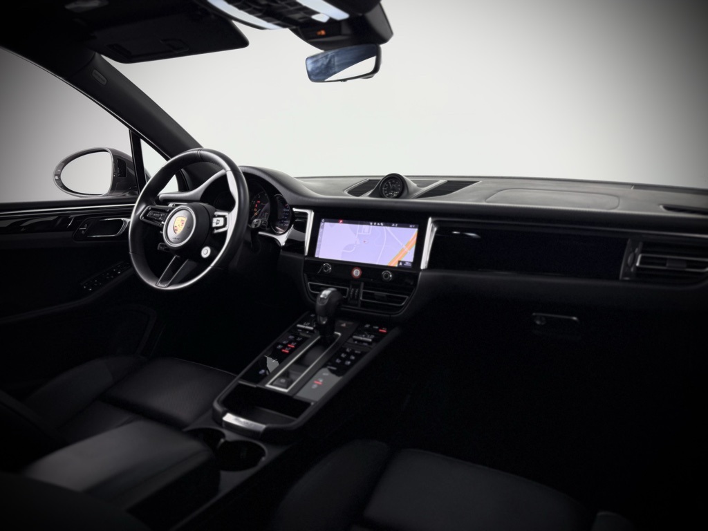 2025 Porsche Macan T photo 25