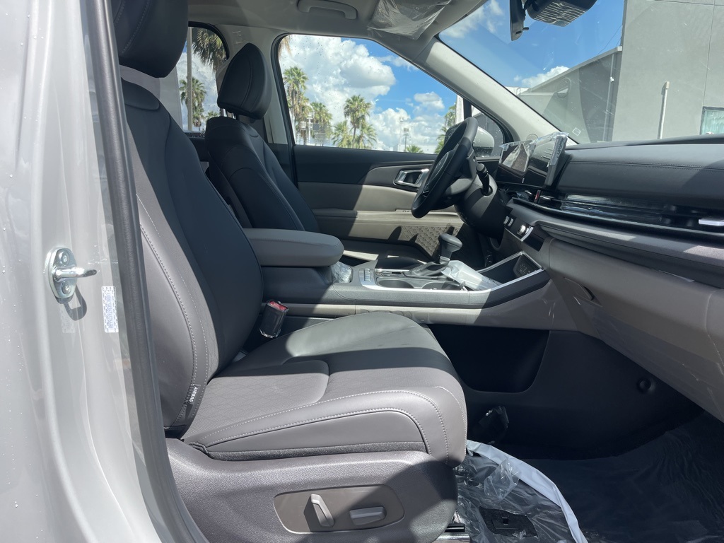 2026 Kia Carnival EX photo 17