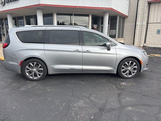 2019 Chrysler Pacifica Limited photo 3