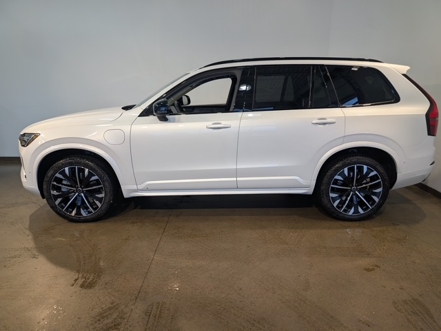 2026 Volvo XC90 T8 photo 3